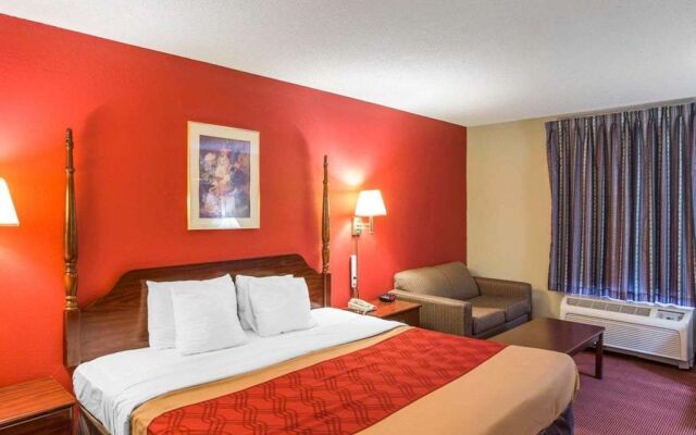 Econo Lodge Inn & Suites Canton