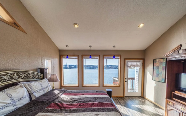 Redbud Retreat Amenity-filled Waterfront Home!