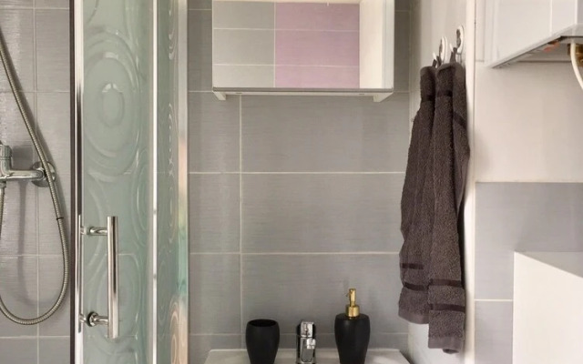 Cosy home - 4 stops to DT