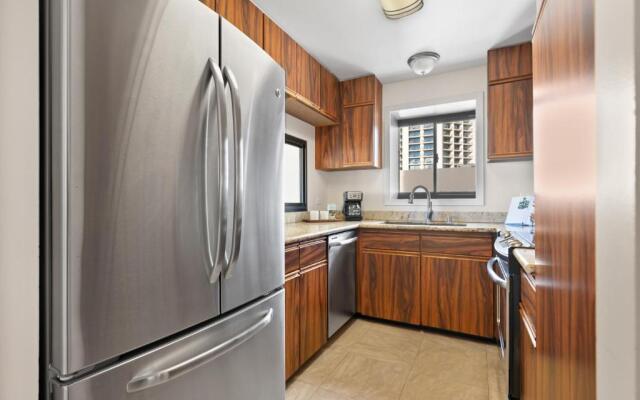 Spacious Waikiki Beach 2BR-Ocean View-Free Parking