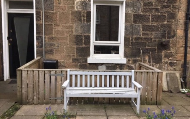 Spacious 3 Bedroom Flat in a Charming Location