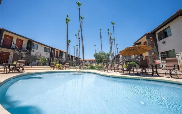 Scottsdale's premium short term getaway, Fully furnished 1 bedroom homes, FREE Golf, cable, utilities, Wi-Fi, parking, pool, and bike trails- Unit 121 by RedAwning