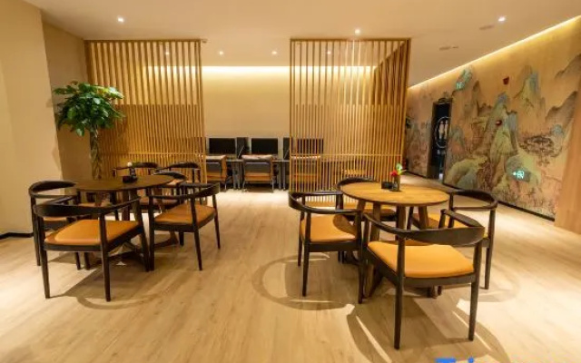 Mayflower Hot Spring Hotel (Xinmi Qingping Square)