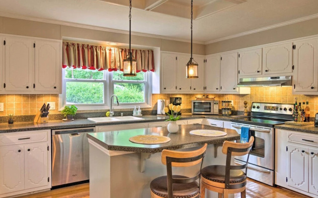 'paradise Lakehouse' in Hickory w/ Dock & Views!