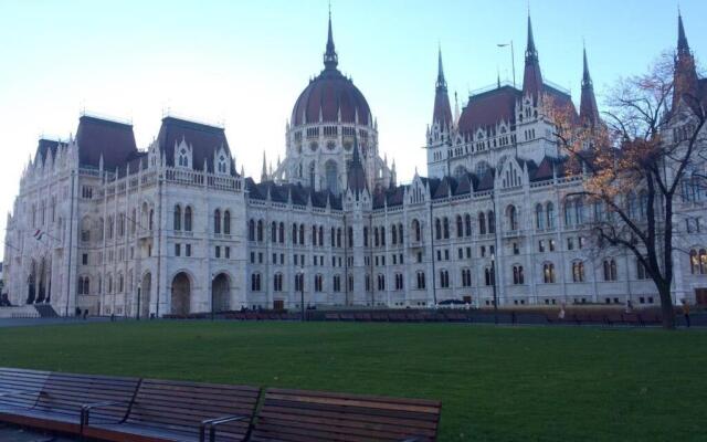 Your Private Parliament View In The Lap Of Luxury