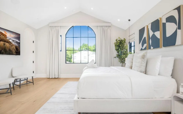 Villa Camellia - Charming 5 BR Home in the Heart of Studio City