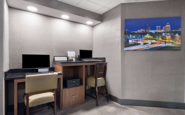 La Quinta Inn & Suites by Wyndham Greensboro NC