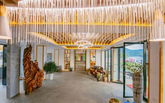 Mei Lu. Lakeside  Hotel