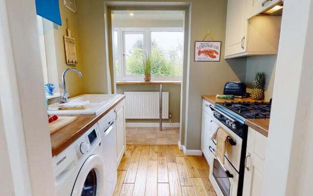 Contemporary 2 Bed Apartment With Private Garden
