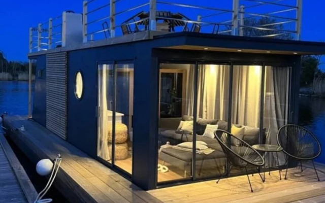 The Houseboat Astrid