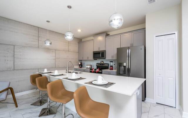 Cool & Modern 4 Ved Storey Lake Pool Home 4911wind