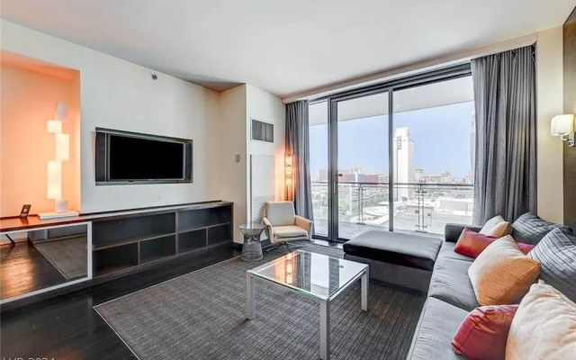 Amazing Modern Strip Views Palms Studio 21306
