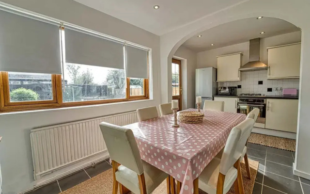 Host Stay Severn Swans House