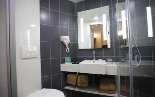 Snug HotelsGreen Left Bank Snooker Hotel (Nanchang Jingdong Avenue Subway Station Store)