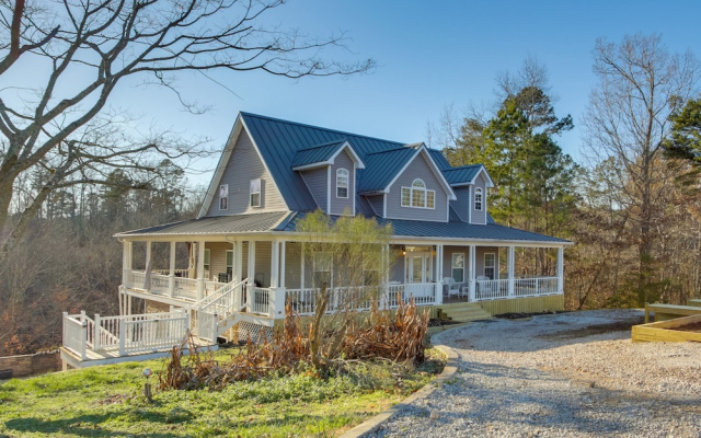 On-site Lake Access: Serene Waterloo Getaway