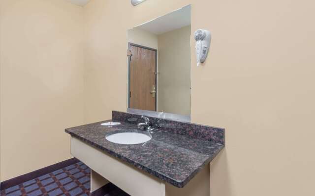 Super 8 by Wyndham Okawville