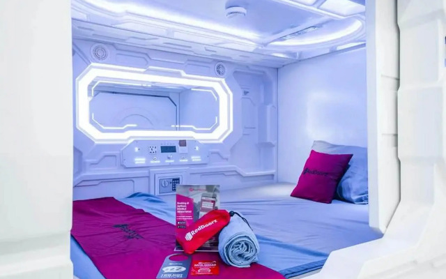 RedDoorz Hostel near Taman Puring