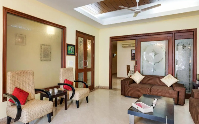 Hostie Aarna-4 BR apt near Moolchand/Apollo, S. Delhi