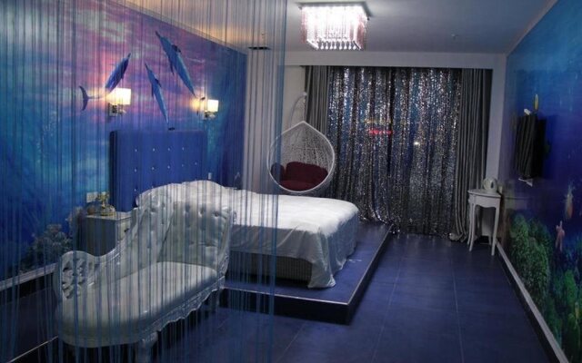 Love in a Fallen City Theme Hotel