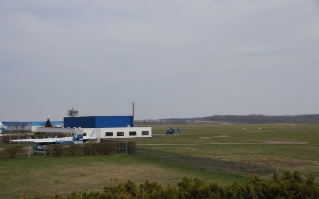 Am Flugplatz