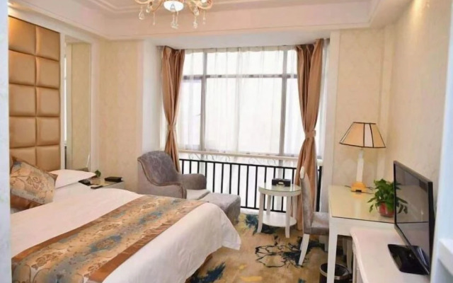 Vienna Hotel (Liuyang River Bridge Pedestrian Street)