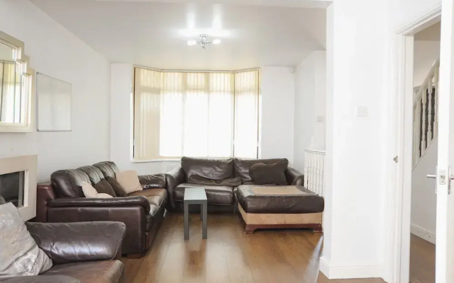 Room in Guest Room - Beautiful Room in Coventry