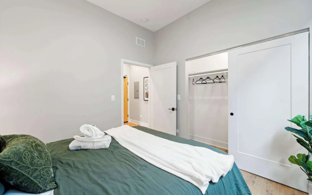 Edgewater Gem Stylish 2BR Apartment Near Lake