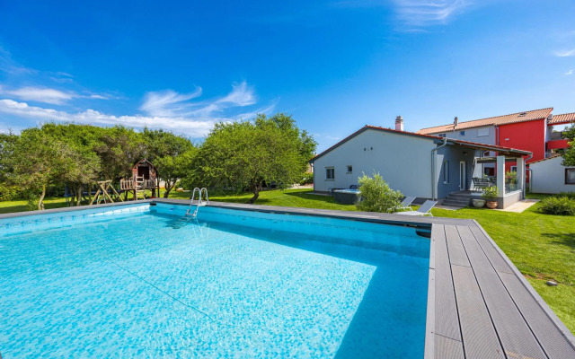 Holiday house Mirna with swimming pool and jacuzzi