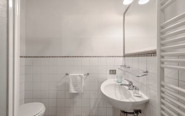 Rosa- Apartment with Terrace in Piazza Strozzi, Duomo