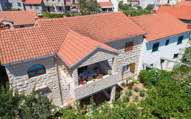 Apartment Zora - with large garden terrace: A Donji-Polanda Supetar, Island Brac