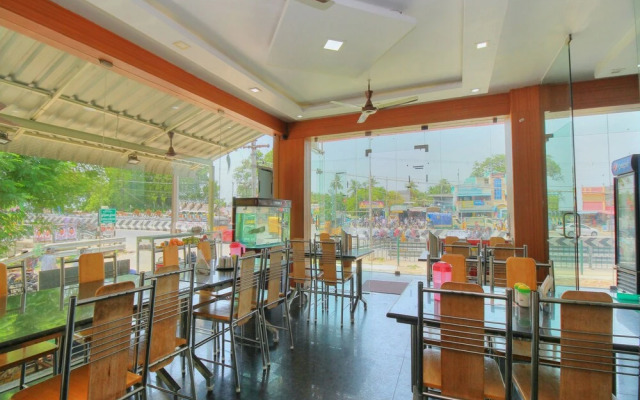 OYO 15948 Hotel Srees