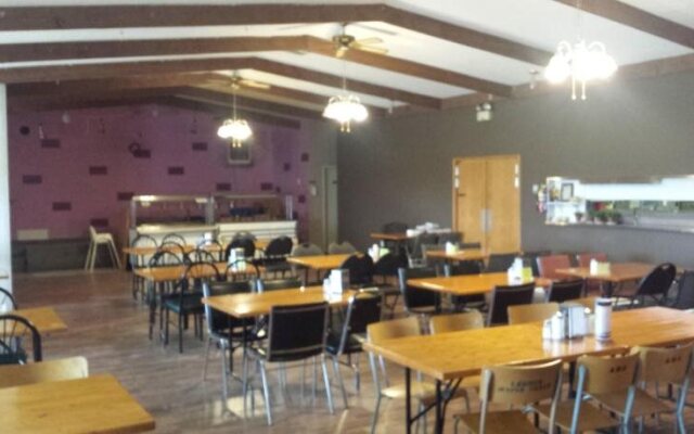 Maple Creek Motor Inn