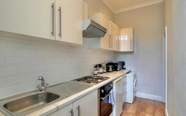 Spacious Two Bedroom Apartment in Westminster