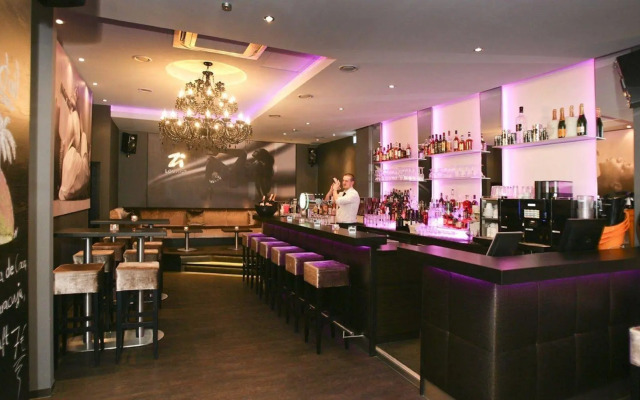 Zi Hotel & Lounge