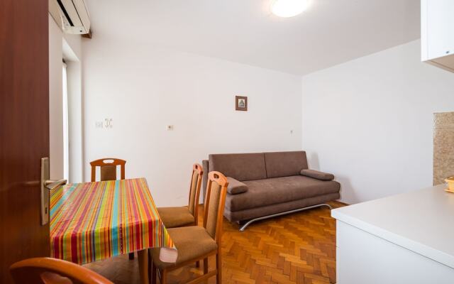 Apartment Ljubica With Nice Garden 1
