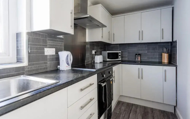 Darlington 4Bd Home: Modern Comfort & Free Parking