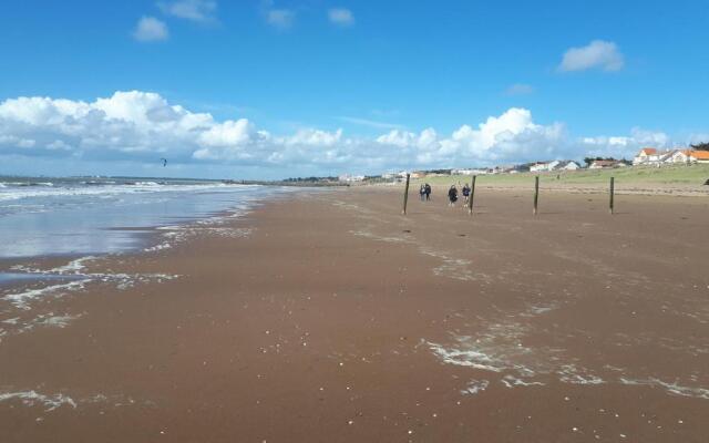 Maison et grande terrasse face mer