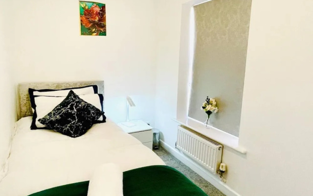Stylish 3 BDR House With Free Parking Near Hulme