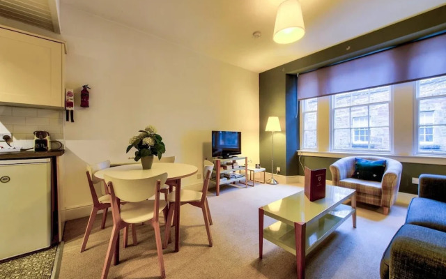 JOIVY Perfect Location! Charming Rose St Apt for Couples