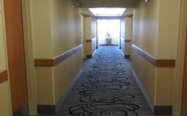 Rosslyn Inn and Suites