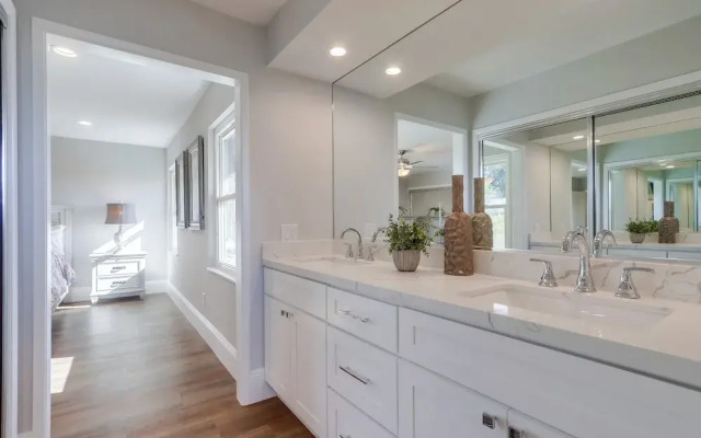Gorgeous Upgraded 5 Bedroom & 3 Bath Home with pool