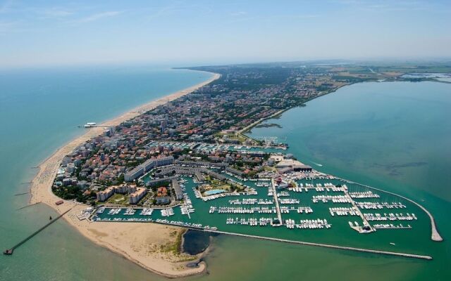 Elegant Villa a few Meters From the Beach