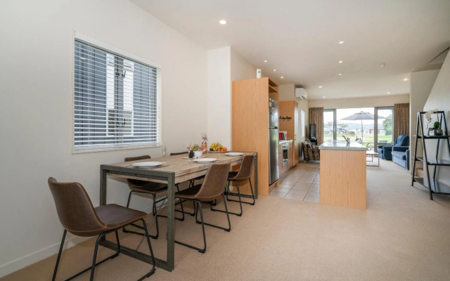 Hosts on the Coast Stay and Play