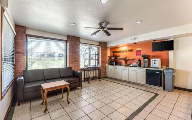 Econo Lodge Inn & Suites
