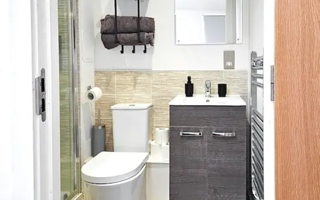 Salford - 2 Bed Apartment - Sleeps 4 - Wifi