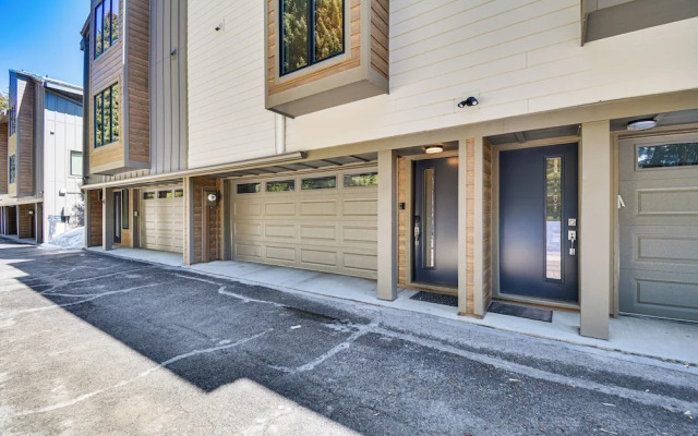 Walk to Town & Slopes: Riverfront Breckenridge Gem