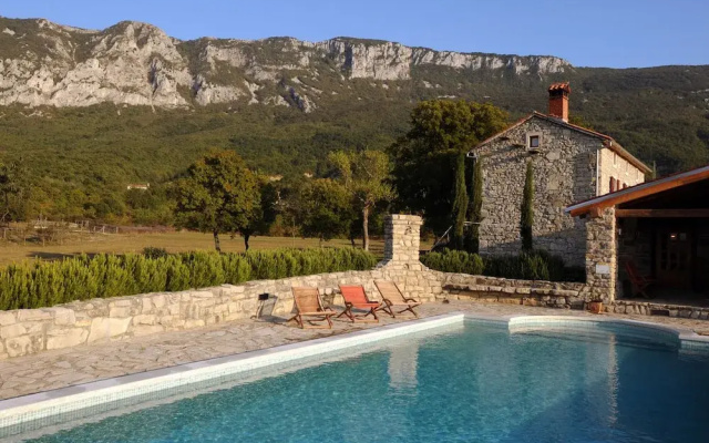 Picturesque Mansion in Kozljak