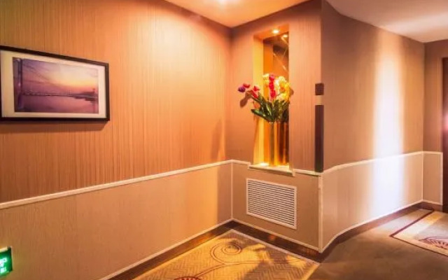 Super 8 Hotel (Beijing Fengbo Metro Station)