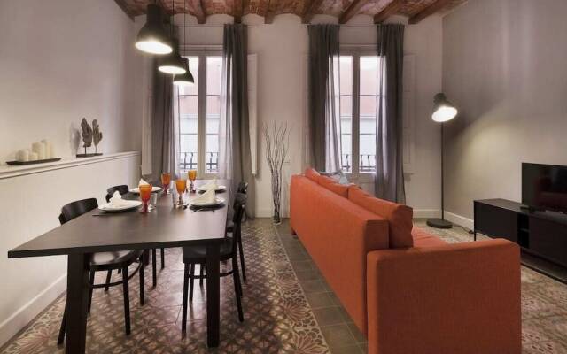 Welcoming 2 Bed With Balcony in Gracia