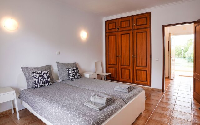 Excellent one Bedroom Apartment in Meia Praia, With Communal Pool